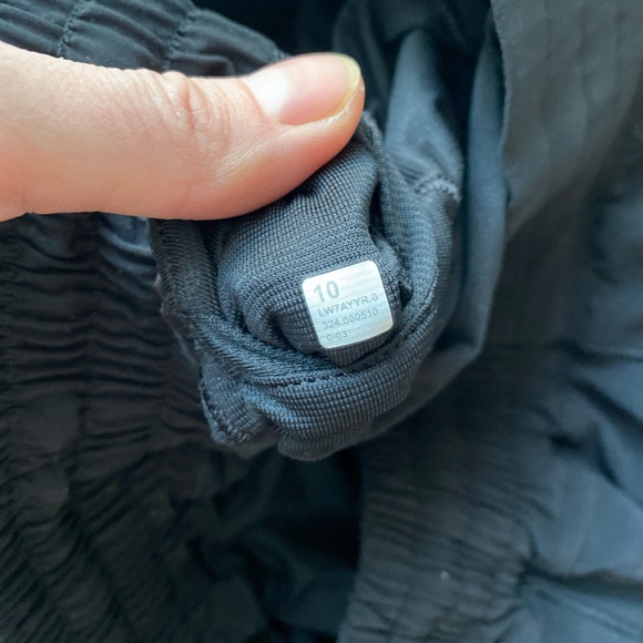 lululemon athletica Hotty Hot Low-Rise Lined Short - Picture 7 of 9